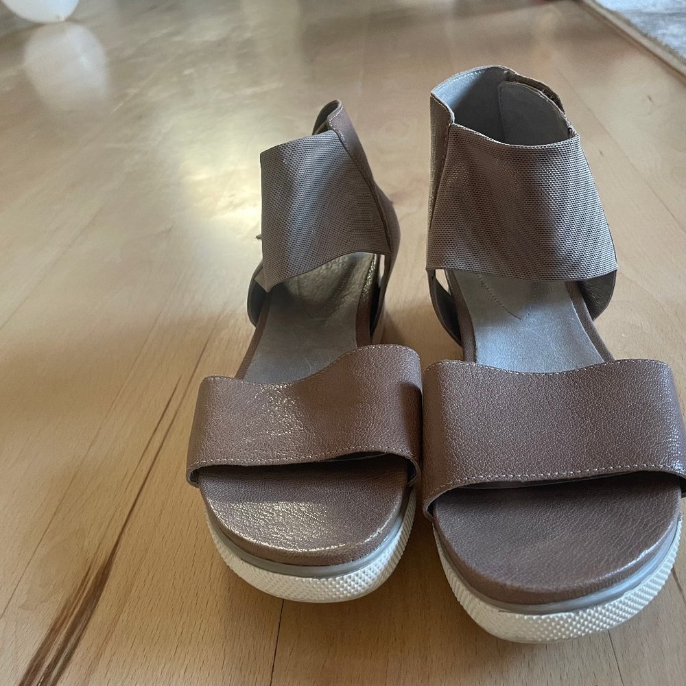 Women's Eileen Fisher Sandals Leather and Mesh with Velcro strap 7 1/2 US Tan